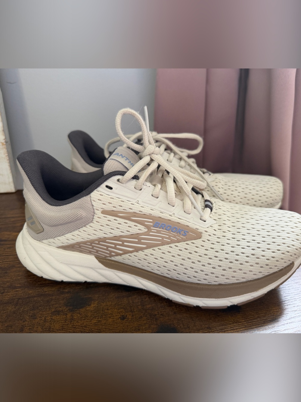 Brooks Anthem 6 Women's Running Shoes in Cream and Brown size 8